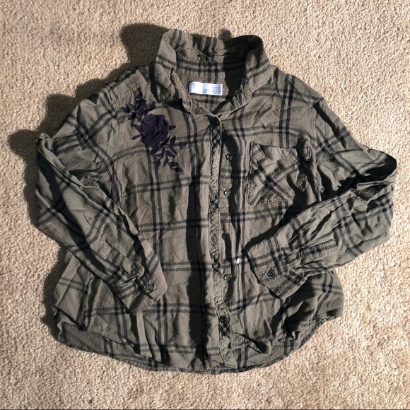 COPY - Boys/girls button up green blouse with a black rose - XL - Picture 1 of 3